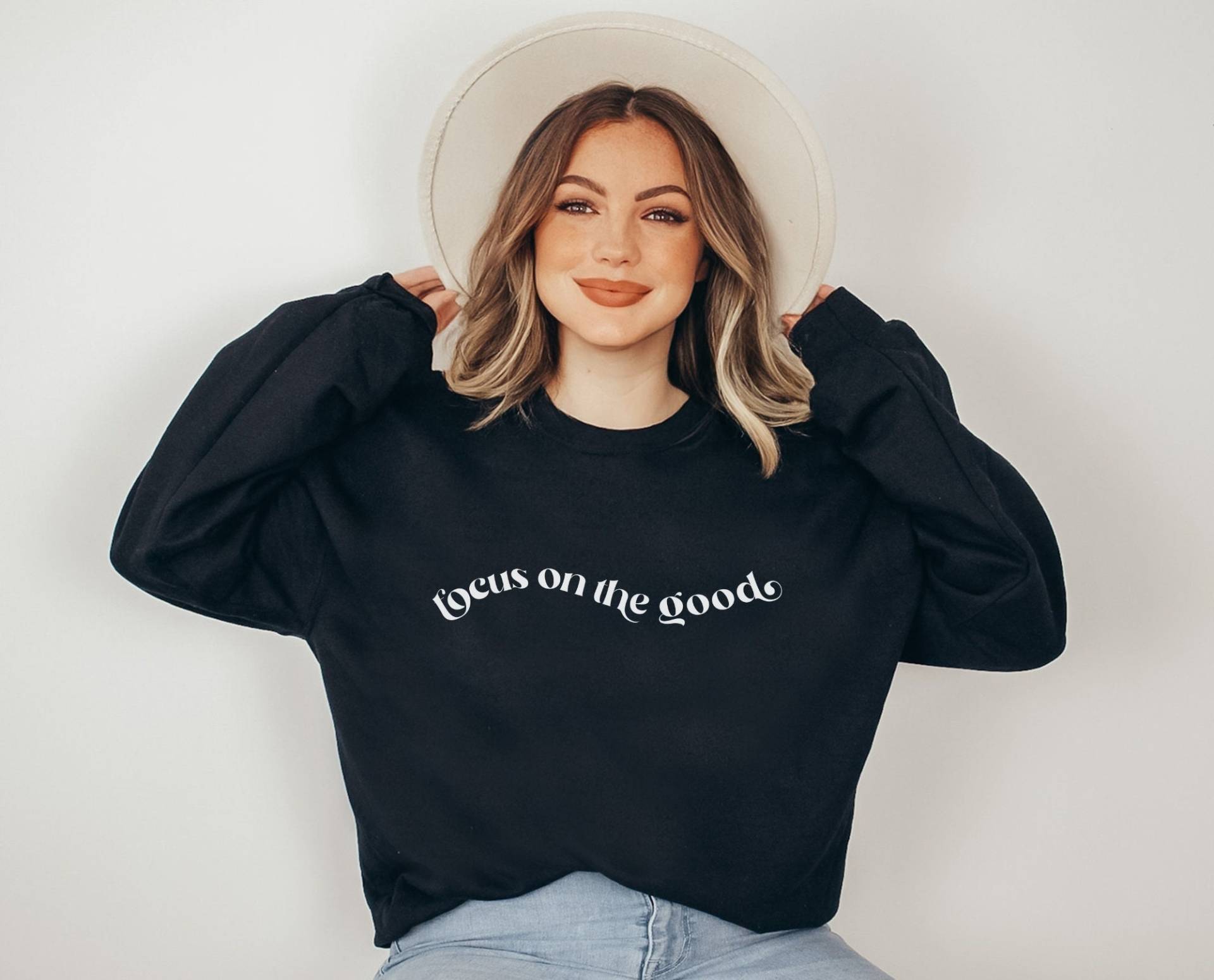 Pullover Inspirational Quote Lettering - Focus On The Good Sweater Boho Kleidung Clothing Motivational Sweatshirt Pullover Inspirational Quote Lettering - Focus On The Good Sweater Boho Kleidung Clothing Motivational Sweatshirt von BooksandBotany