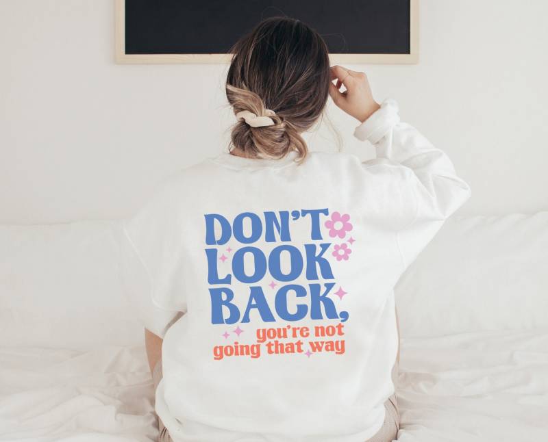 Pullover Motivational Quote - Don't Look Back Sweater Retro Positivevibes Boho Kleidung Inspirationalclothing Statementshirt von BooksandBotany
