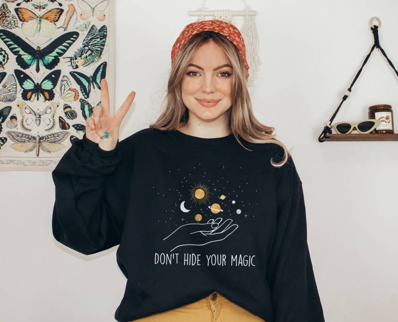 Pullover Stars & Witch - Don't Hide Your Magic Sweater Boho Kleidung Inspirational Clothing Motivational Sweatshirt Cottagecorestyle von BooksandBotany