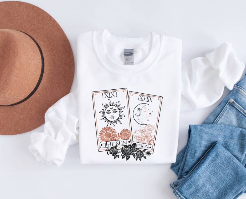 Sun & Moon Tarot Card Pullover - Halloween Sweater Boho Kleidung Witchy Clothing Celestial Sweatshirt Cottagecore-style von BooksandBotany