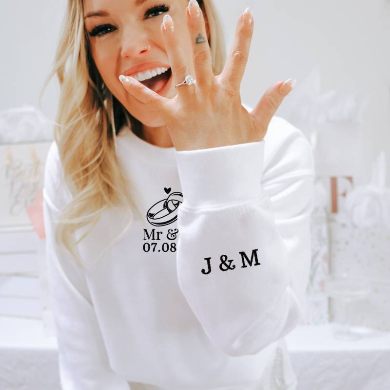 Sweater Hochzeit Bestickt Personalisiert Mit Datum - Hochzeitsgeschenk Pullover Brautpaar Nachname Last Name Wedding Jahrestag Geschenk von wodieLIEBElebt
