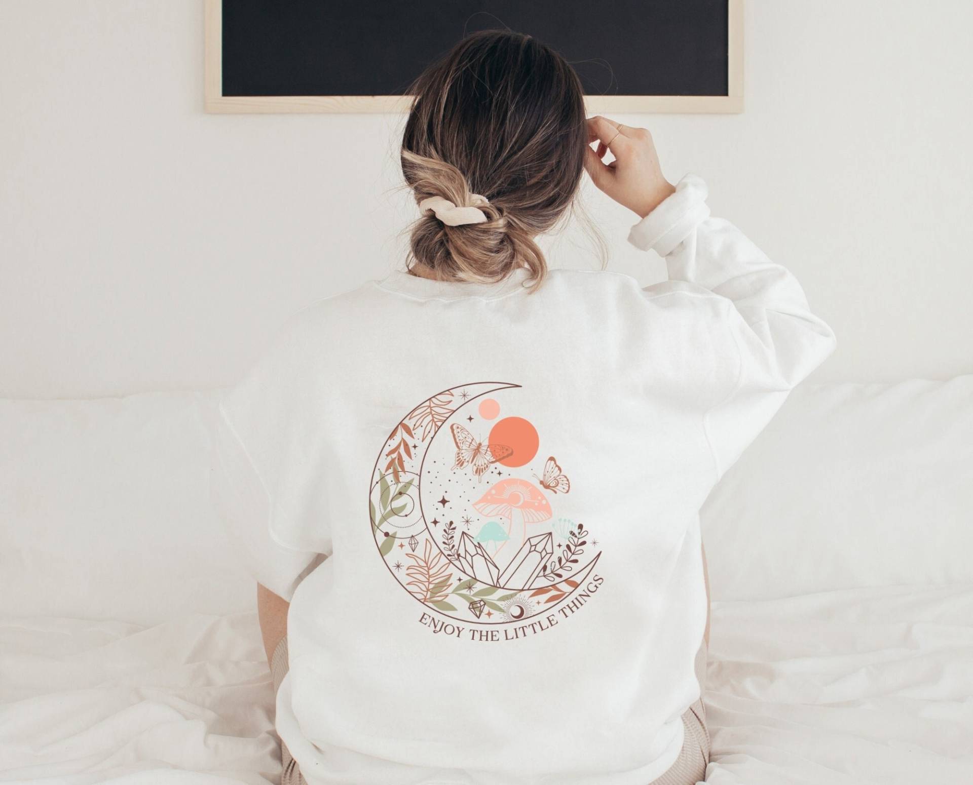 Sweater Moon Butterfly Inspiration - Womenpower Boho Clothing Inspirational Good Vibes Sweatshirt Cottagecore-style Sweater Moon Butterfly Inspiration - Womenpower Boho Clothing Inspirational Good Vibes Sweatshirt Cottagecore-style von BooksandBotany