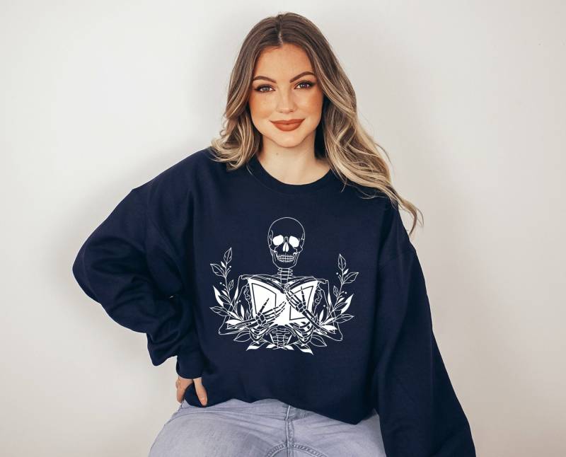 Sweatshirt Book Lover Skeleton Halloween - Skelett Pullover Herbstliches Herbstmotiv Cottagecore/Herbst Sweater von BooksandBotany