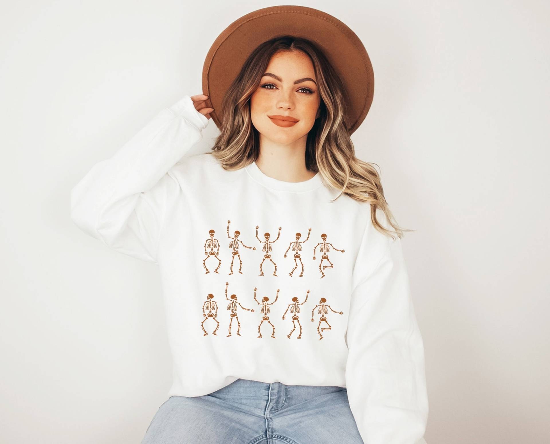 Sweatshirt Halloween Dancing Skeleton - Skelett Pullover Boho Kleidung Herbstliches Herbstmotiv Cottagecore Sweatshirt Halloween Dancing Skeleton - Skelett Pullover Boho Kleidung Herbstliches Herbstmotiv Cottagecore von BooksandBotany
