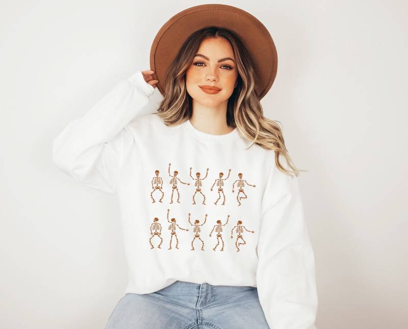 Sweatshirt Halloween Dancing Skeleton - Skelett Pullover Boho Kleidung Herbstliches Herbstmotiv Cottagecore von BooksandBotany