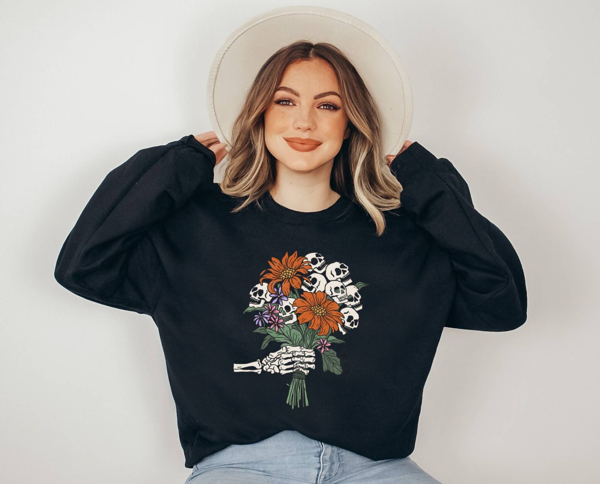 Sweatshirt Halloween Flower Skeleton - Skelett Pullover Boho Kleidung Herbstliches Herbstmotiv Cottagecore Sweatshirt Halloween Flower Skeleton - Skelett Pullover Boho Kleidung Herbstliches Herbstmotiv Cottagecore von BooksandBotany