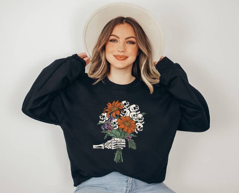 Sweatshirt Halloween Flower Skeleton - Skelett Pullover Boho Kleidung Herbstliches Herbstmotiv Cottagecore von BooksandBotany