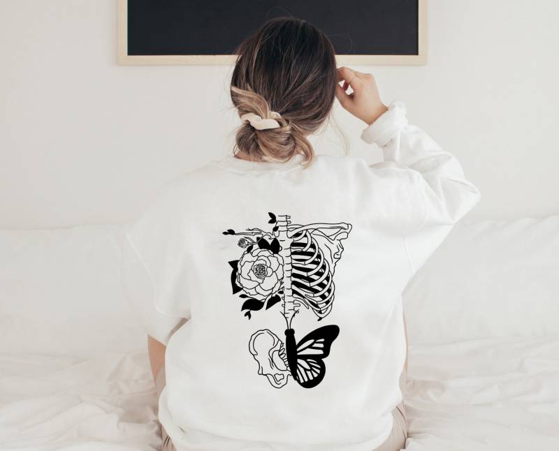 Sweatshirt Halloween Flower Skull - Skelett Pullover Boho Kleidung Herbstliches Herbstmotiv Cottagecore von wodieLIEBElebt