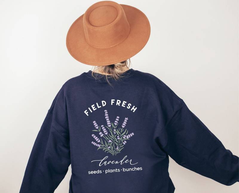 Sweatshirt Lavender Field - Farmhouse Clothes Frühling Pullover Boho Kleidung Sommermotiv Cottagecore/Herbst Sweater von BooksandBotany