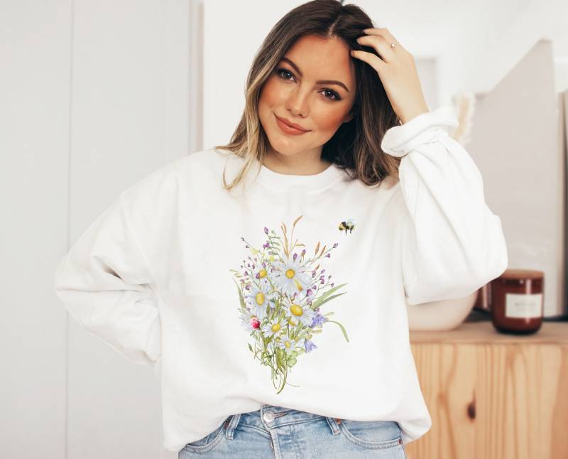 Sweatshirt Summer Flower - Farm Spring Pullover Cottagecore Nature Botanical Shirt Fairycore Clothing Mystical Moon Clothes von BooksandBotany