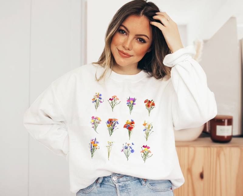 Sweatshirt Summer Flower - Farm Spring Pullover Cottagecore Nature Botanical Shirt Fairycore Clothing Mystical Moon Clothes von BooksandBotany