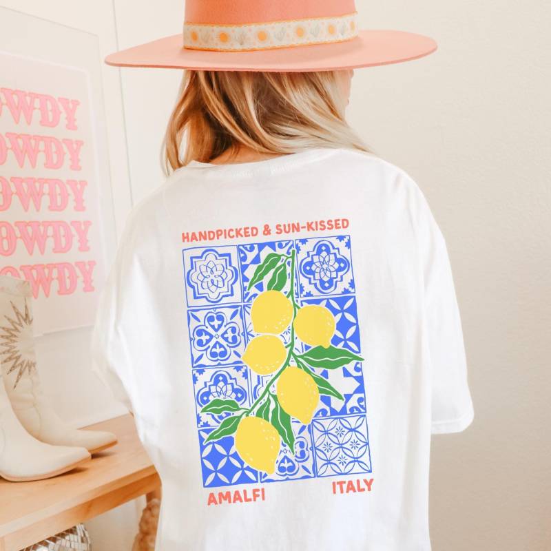 T-Shirt Amalfi Zitrone Italien Sommer Shirt - Oversize Damen Geschenk Für Reiselustige Mediterraner Look Zitronen Motiv von BooksandBotany