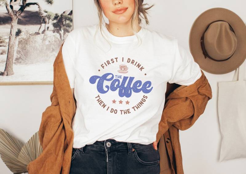 T-Shirt But First Coffee - Kaffee Liebe Outfit Geschenk Coffee Geschenkidee Barista First Uni von wodieLIEBElebt