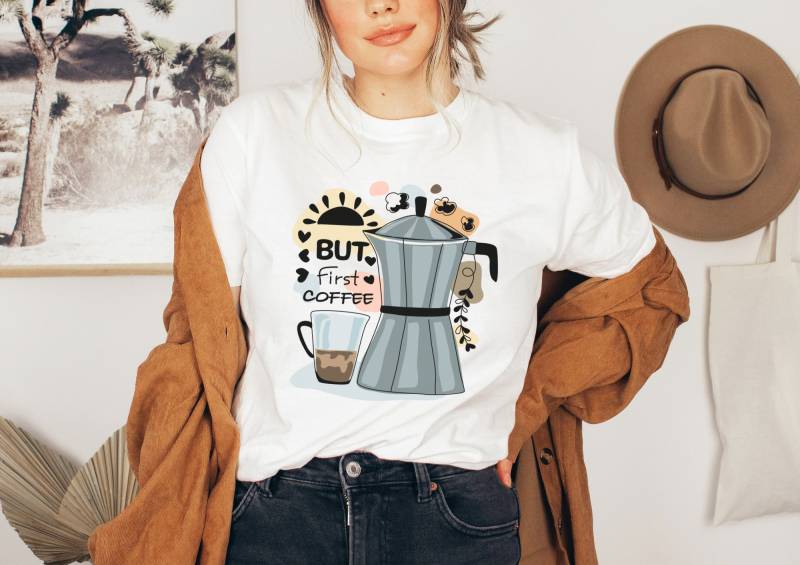 T-Shirt But First Coffee - Kaffeekanne Kaffee Liebe Outfit Geschenk Coffee Geschenkidee Barista First Uni von BooksandBotany