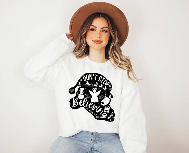 Weihnachten Pullover - Don't Stop Believing Sweater Boho Kleidung Christmas Clothing Motivational Sweatshirt Cottagecore-Style von BooksandBotany
