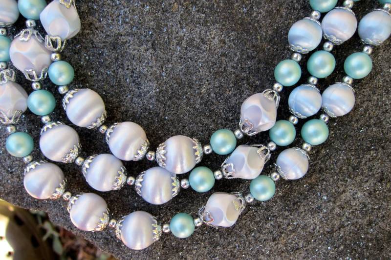 Madmen Vintage Halskette Dreisträngig Mint Grün Weiß Madmen Vintage Halskette Dreisträngig Mint Grün Weiß von BoomerBabiesUpcycles