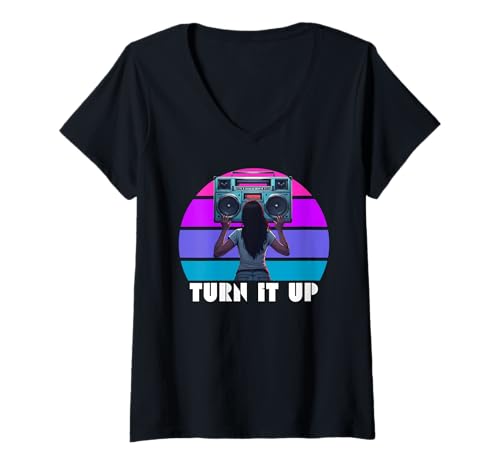 Damen Retro 80er Jahre Boombox, Turn It Up Retro Musikliebhaber Kassette T-Shirt mit V-Ausschnitt Damen Retro 80er Jahre Boombox, Turn It Up Retro Musikliebhaber Kassette T-Shirt mit V-Ausschnitt von BoominG BoomBox Life