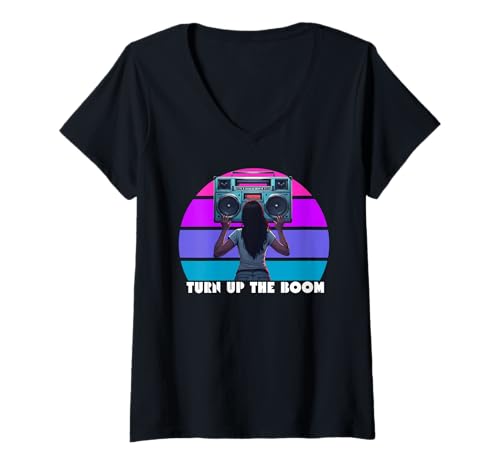 Damen Retro 80er Jahre Boombox Turn Up The Boon Retro Musik Kassette T-Shirt mit V-Ausschnitt Damen Retro 80er Jahre Boombox Turn Up The Boon Retro Musik Kassette T-Shirt mit V-Ausschnitt von BoominG BoomBox Life