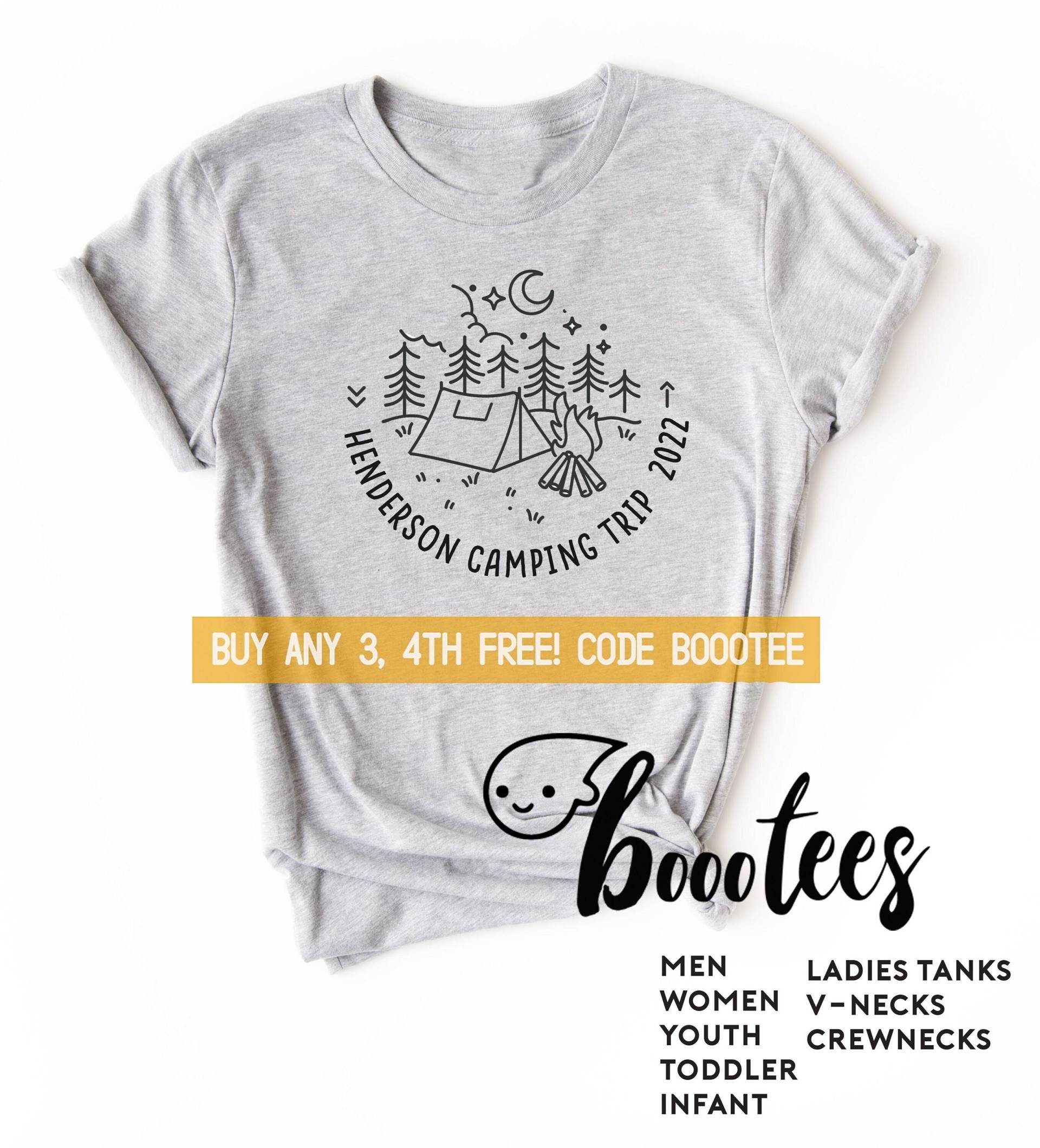 Camping Shirts Für Familie Freunde T-Shirt Camp T Shirt Damen Passende Männer Kinder Mädchen Baby Happy Road Trip Cousin Crew Custom von BoooTees