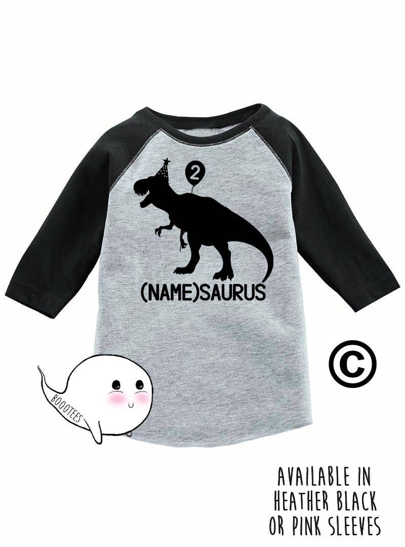 Dinosaurier 2. Geburtstag Raglan Shirt Personalisiertes Kinder Party T-Shirt von BoooTees