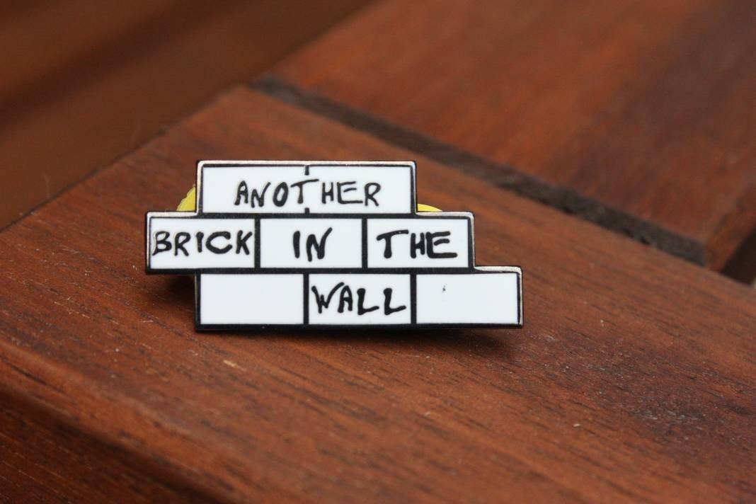 Pink Floyd Anker Pin An Der Wand Emaille Pink Floyd Anker Pin An Der Wand Emaille von Booppins