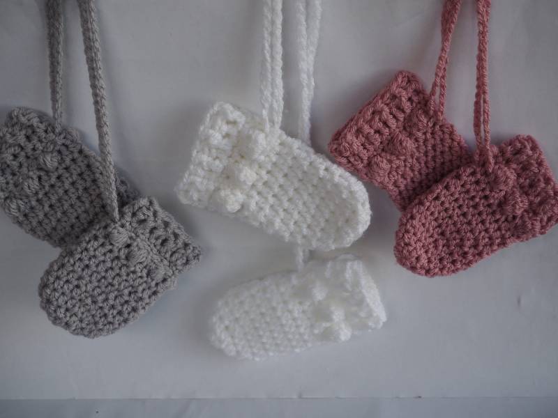 Gehäkelte Baby Handschuhe, Kratzhandschuhe, Bommel-Design von Bootilicious