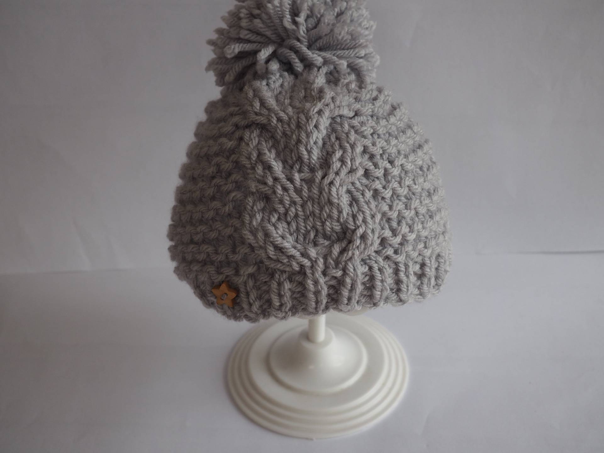 Grau Gestrickte Baby Pom Mütze, Unisex Acryl Beanie von Bootilicious
