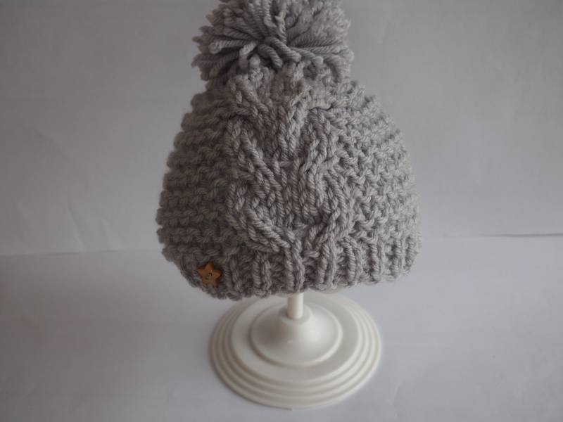 Grau Gestrickte Baby Pom Mütze, Unisex Acryl Beanie von Bootilicious
