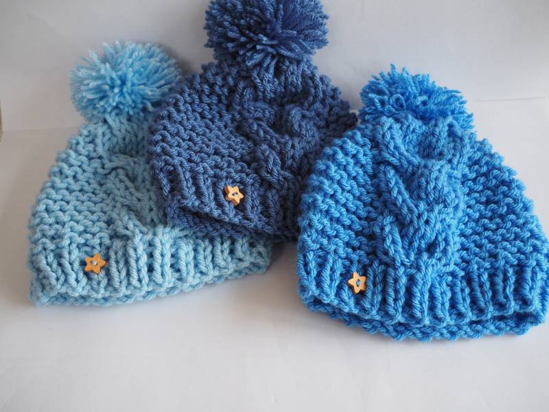 Handgestrickte Baby Mütze Blaue Pom Mütze Mit Sternchen-Knopf Handgestrickte Baby Mütze Blaue Pom Mütze Mit Sternchen-Knopf von Bootilicious
