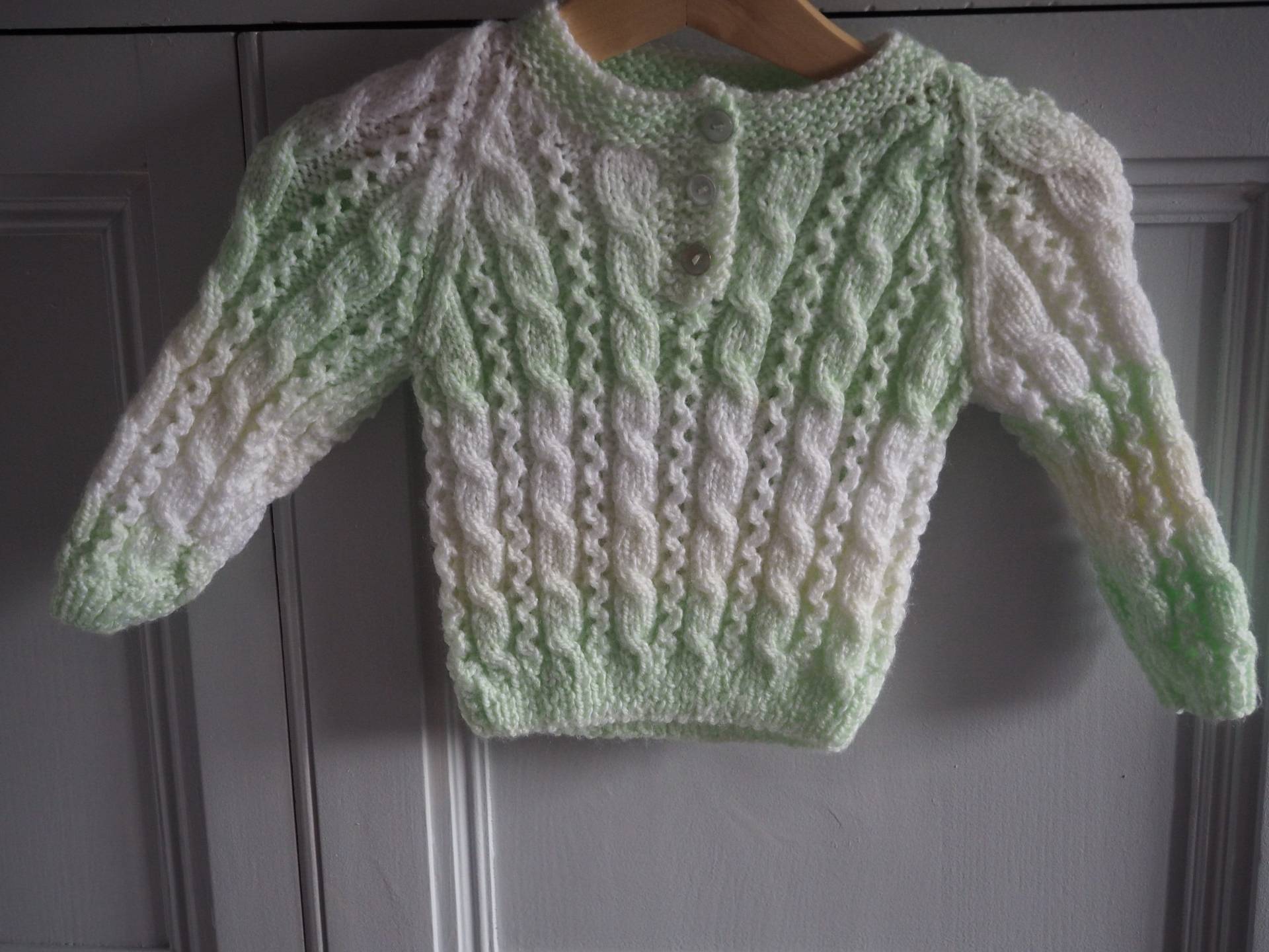 Handgestrickter Baby Pullover, Gestrickter Babypullover, Handgestrickter Zopfmuster Babypartygeschenk Neues Babygeschenk von Bootilicious