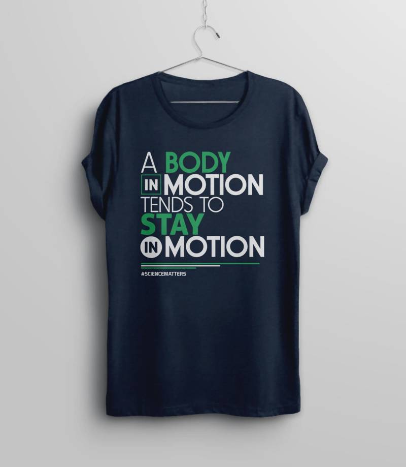 Ein Körper in Bewegung Neigt Dazu, Zu Bleiben von BootsTees