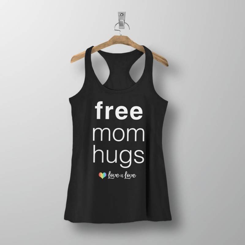 Kostenlose Mom Hugs Tank Top | Frauen Lgbt Tank, Homosexuell Verbündeten Shirt, Lgbtq Stolz Eltern-T-Shirt, Trans-Rechte Liebe Ist Regenbogen Herz von BootsTees