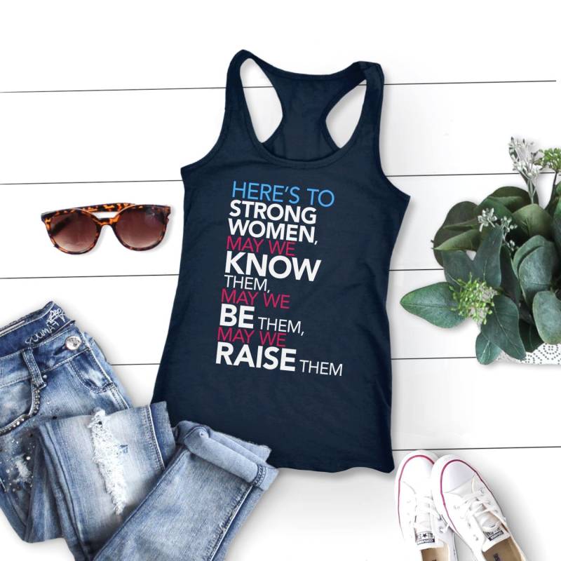 Starke Frauen Tank Top Für Frauen, Zitat Shirt, Damen Top, Feminismus, Geschenk Mama Tank, Hier Ist Starke Mögen Wir Wissen, Dass Sie Erziehen Starke Frauen Tank Top Für Frauen, Zitat Shirt, Damen Top, Feminismus, Geschenk Mama Tank, Hier Ist Starke Mögen Wir Wissen, Dass Sie Erziehen von BootsTees