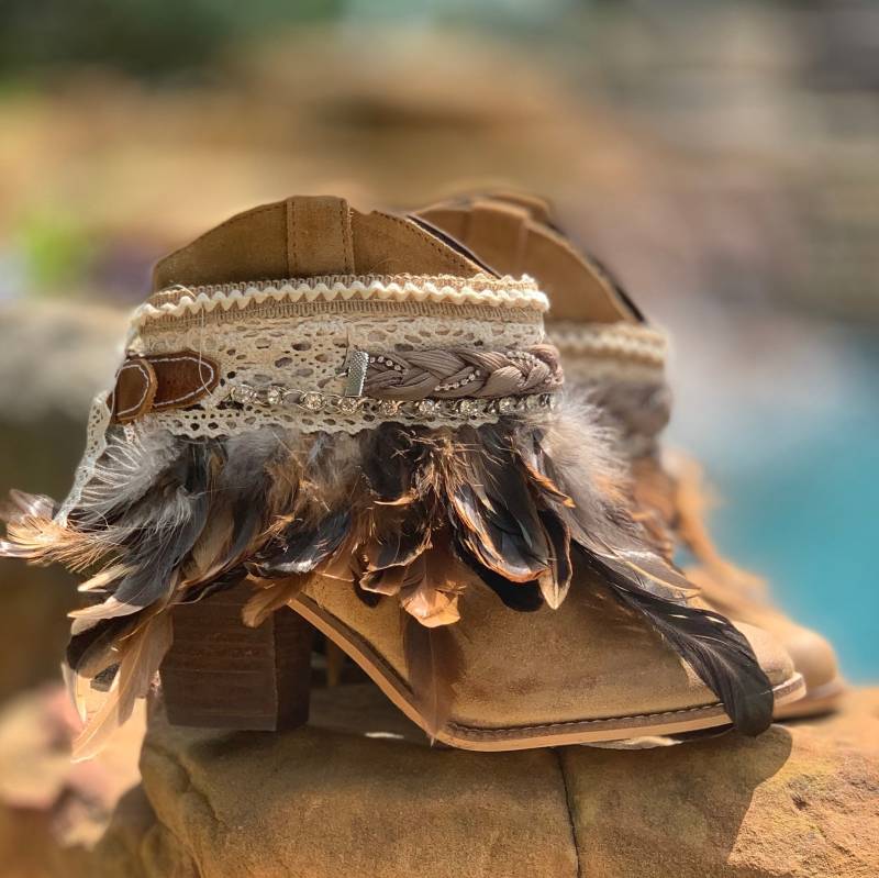 Feder Ankle Booties Wildleder Desert Boots, Größe 8, 5 M Feder Ankle Booties Wildleder Desert Boots, Größe 8, 5 M von Bootsologie