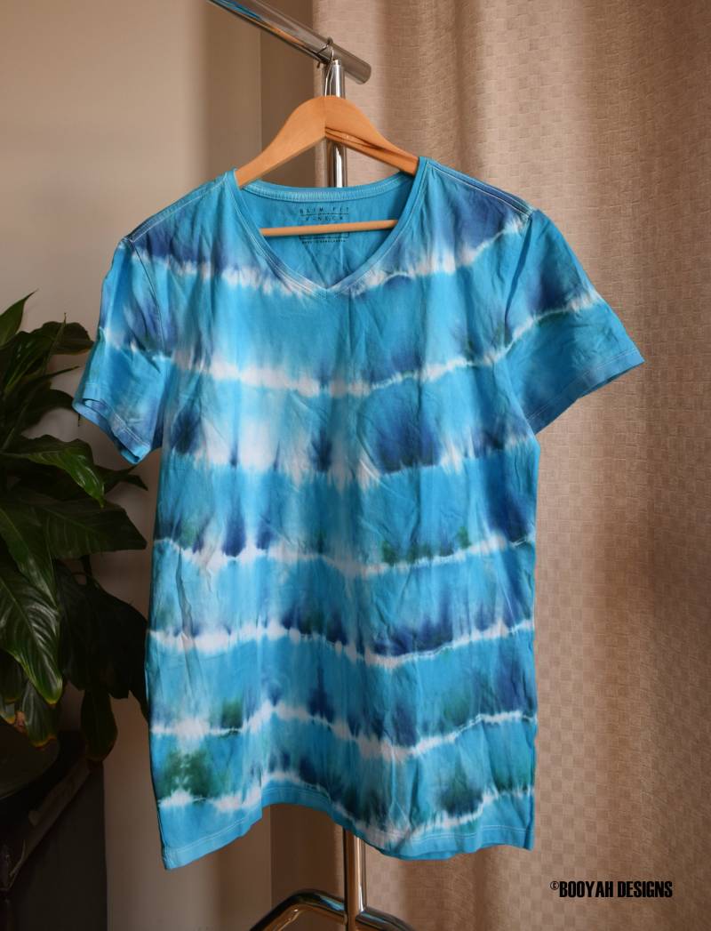 Hellblau Gestreiftes T-Shirt V Ausschnitt Hellblau Gestreiftes T-Shirt V Ausschnitt von BooyahGroupDesigns