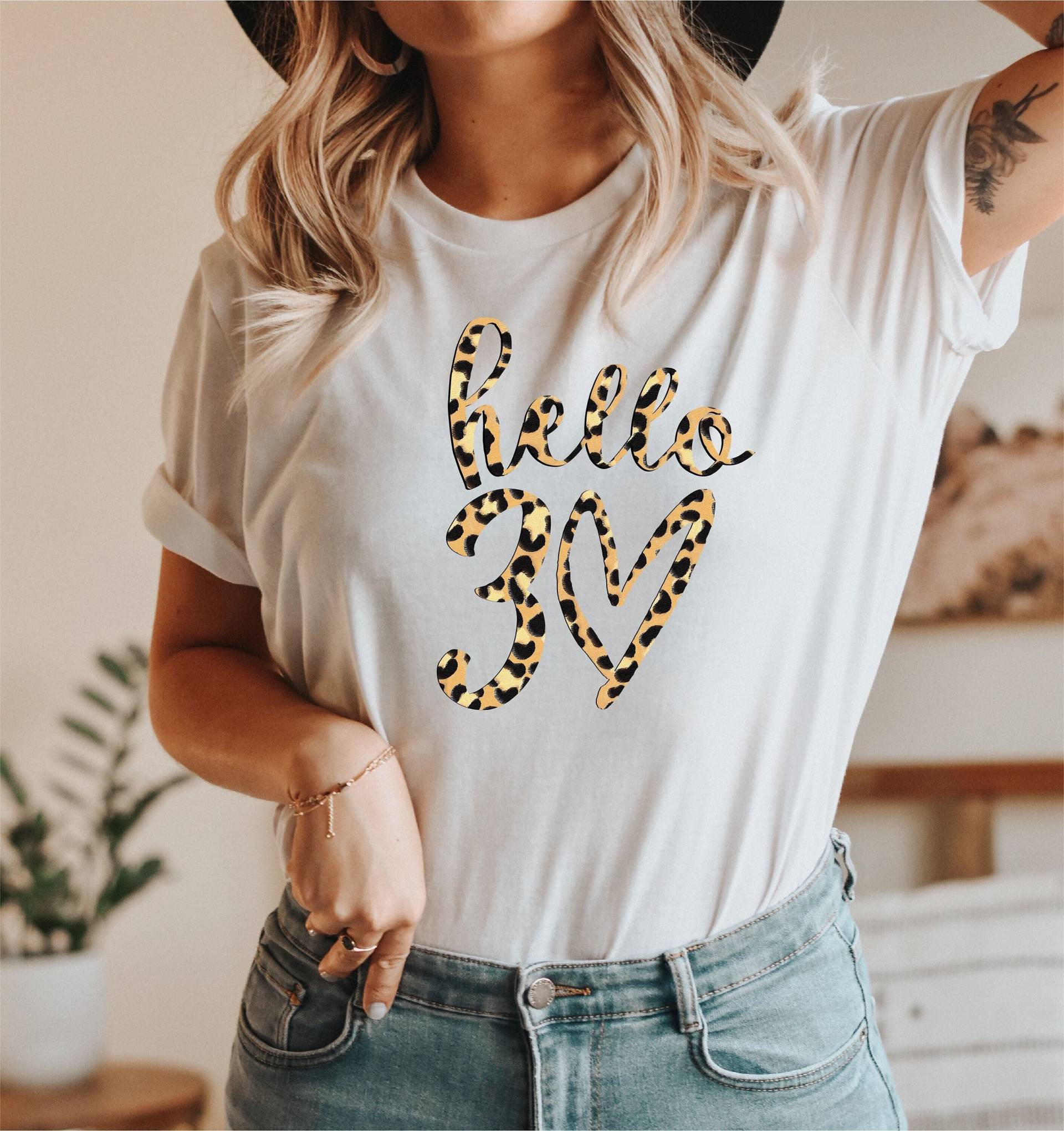 30. Geburtstag Tshirt Uk, Hello 30 Geburtstag, T-Shirts Für Frauen Männer, Personalisiertes Geburtstagsgeschenk Mama Leapord von BorderLes