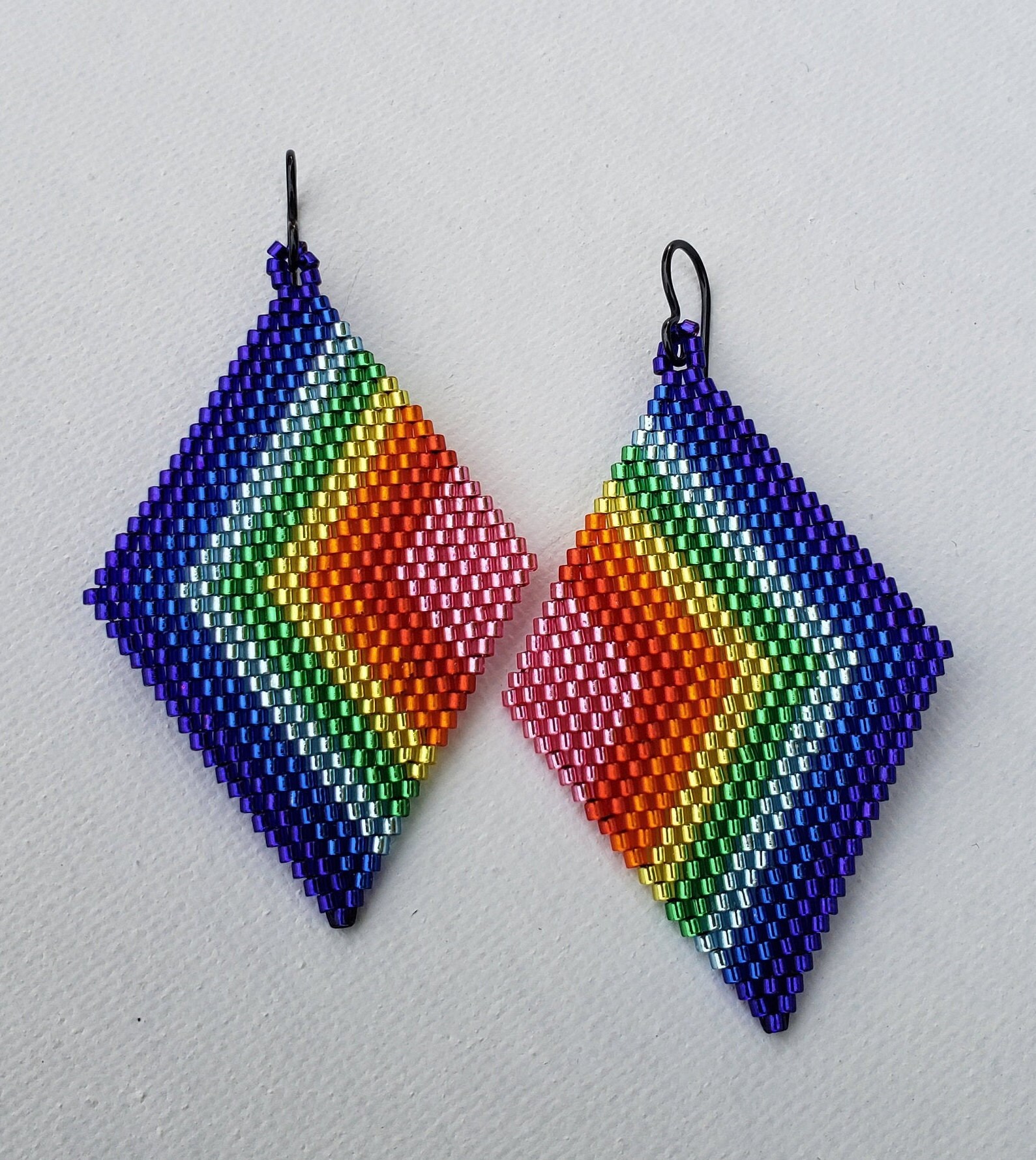 Diamond-Chevron Rainbow Pride Earrings von BorealBijoux