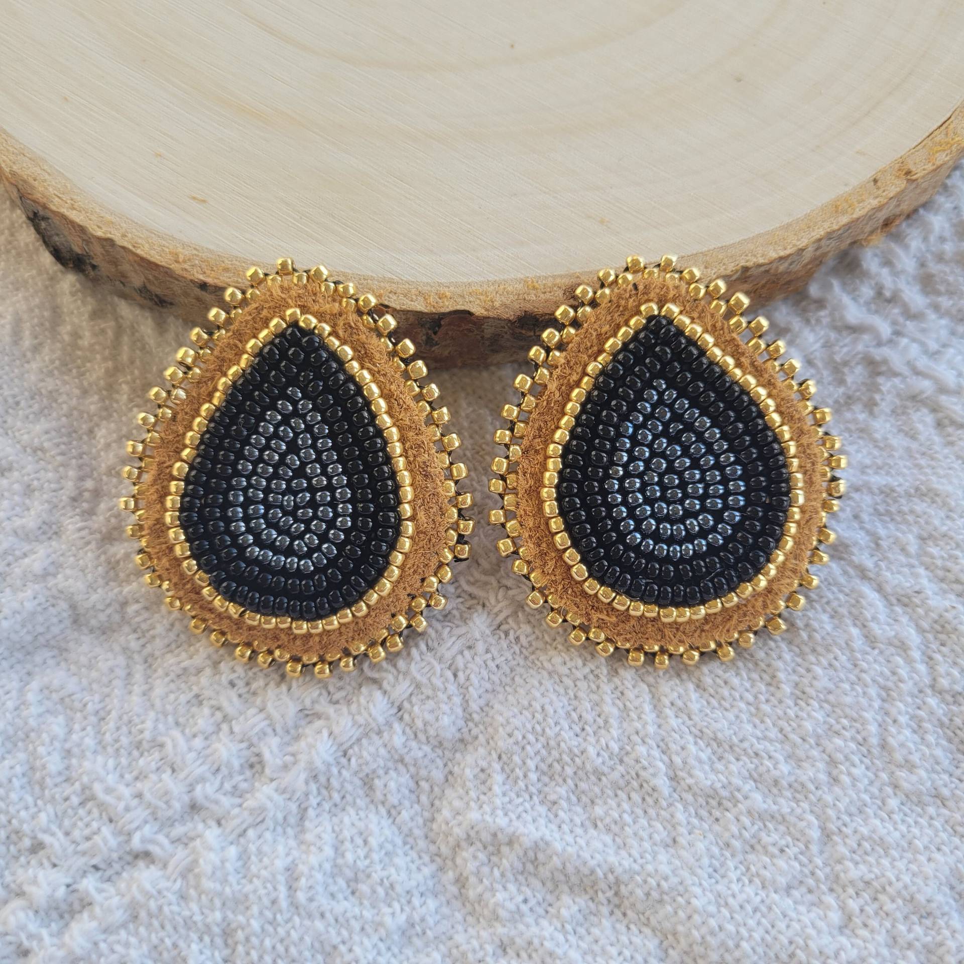 Black & Chrome Perlen Ohrringe Auf Moose Hide | Tropfen Form von BorealForestBeads