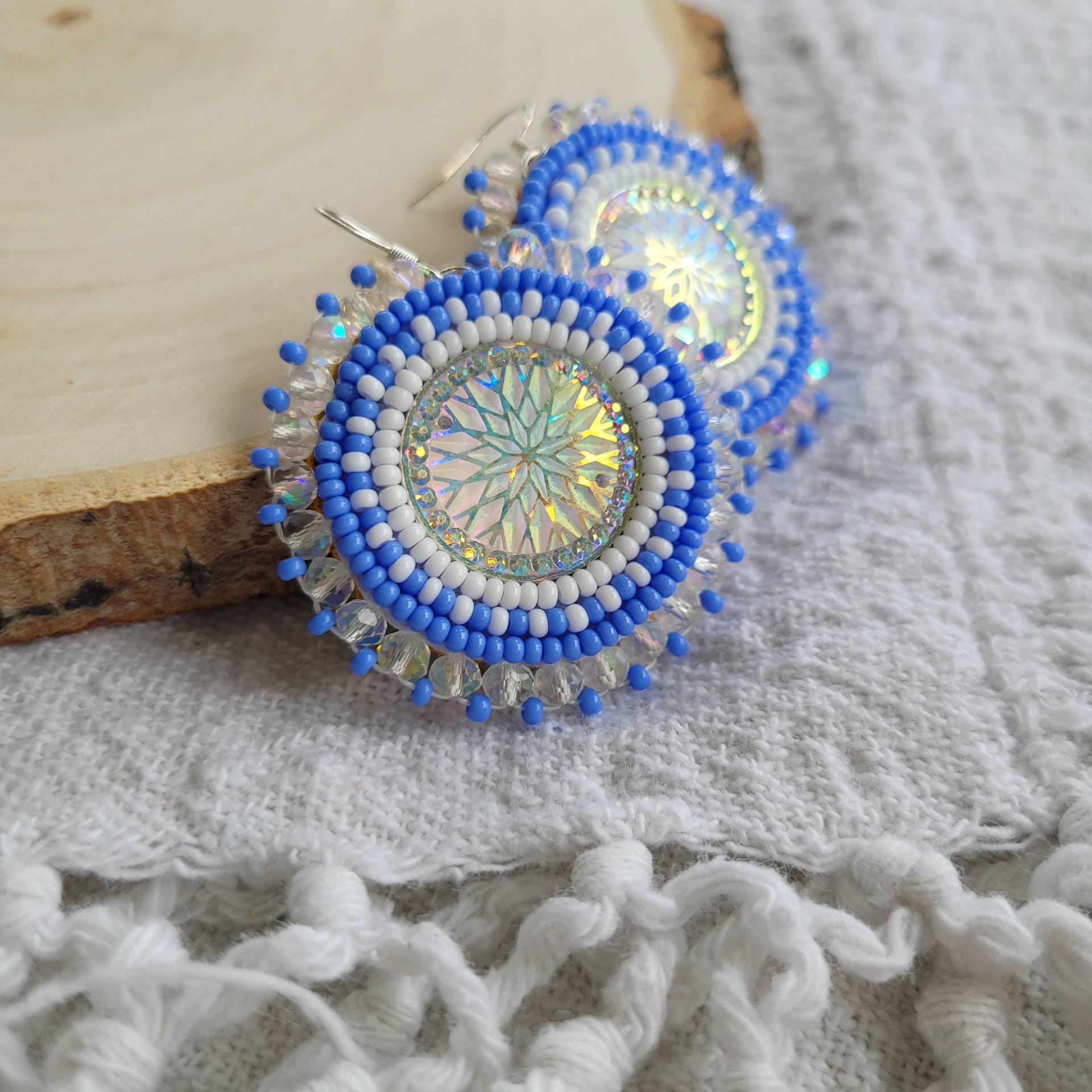 Blau Schillernde Perlenohrringe | Runde Perlen Ohrringe von BorealForestBeads