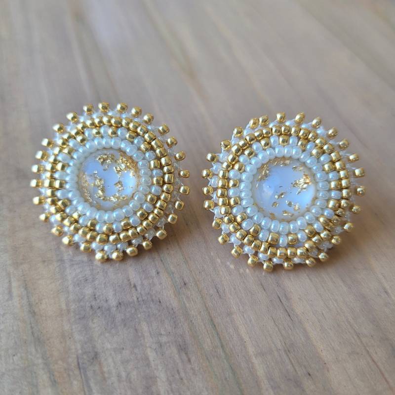 Goldflocken Harzohrringe Weiße Samenperle, Hypoallergen von BorealForestBeads