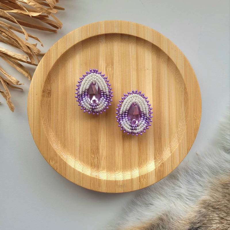 Lila Teardrop Perlen Ohrringe Strass in Der Mitte, Elch Verstecken Rückseite von BorealForestBeads