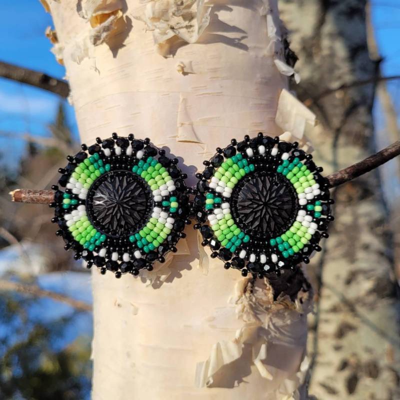 Moosgrüne Rocailles Perlen Ohrringe Schwarze Strass Mitte, Antiallergisch von BorealForestBeads