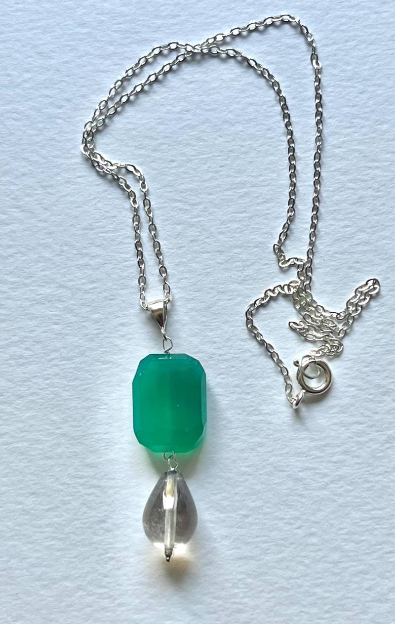 Anhänger Aus Grünem Onyx Und Bergkristall von BorealisJewellery