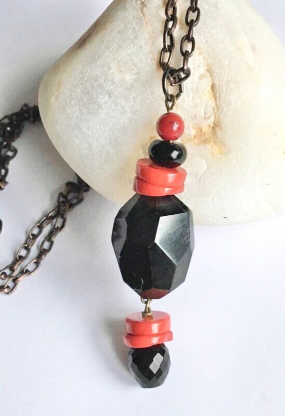 Anhänger Aus Schwarzem Achat Und Roter Koralle von BorealisJewellery