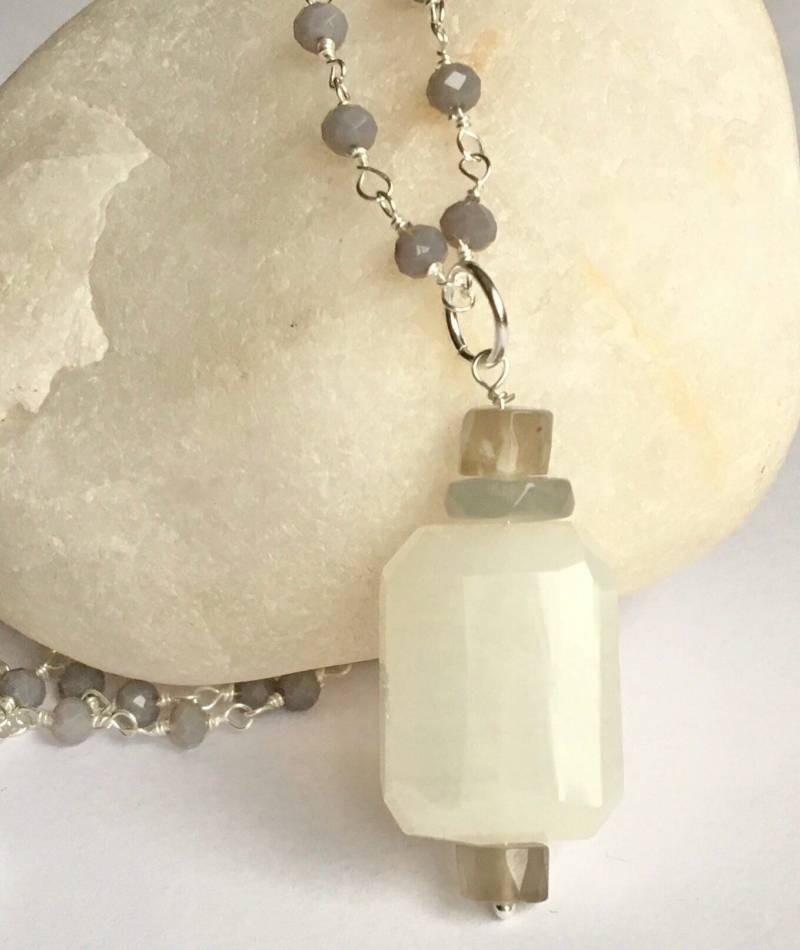 Boulder Opal Und Grauer Mondstein Anhänger von BorealisJewellery