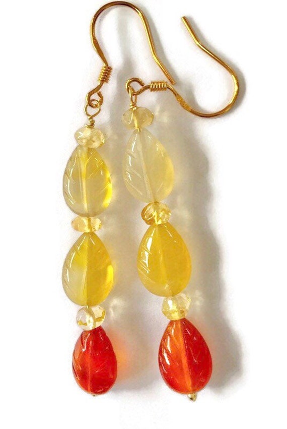 Geschnitzte Karneol Blatt Ohrringe von BorealisJewellery