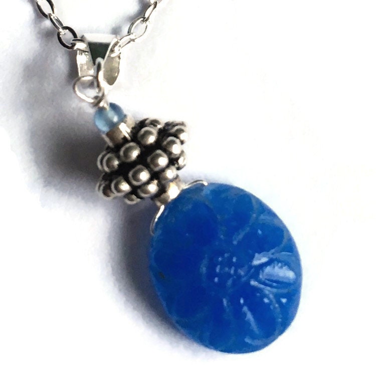 Geschnitzter Blauer Achat Anhänger von BorealisJewellery