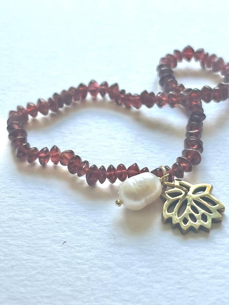 Granat Mit Lotus Bettelarmband von BorealisJewellery
