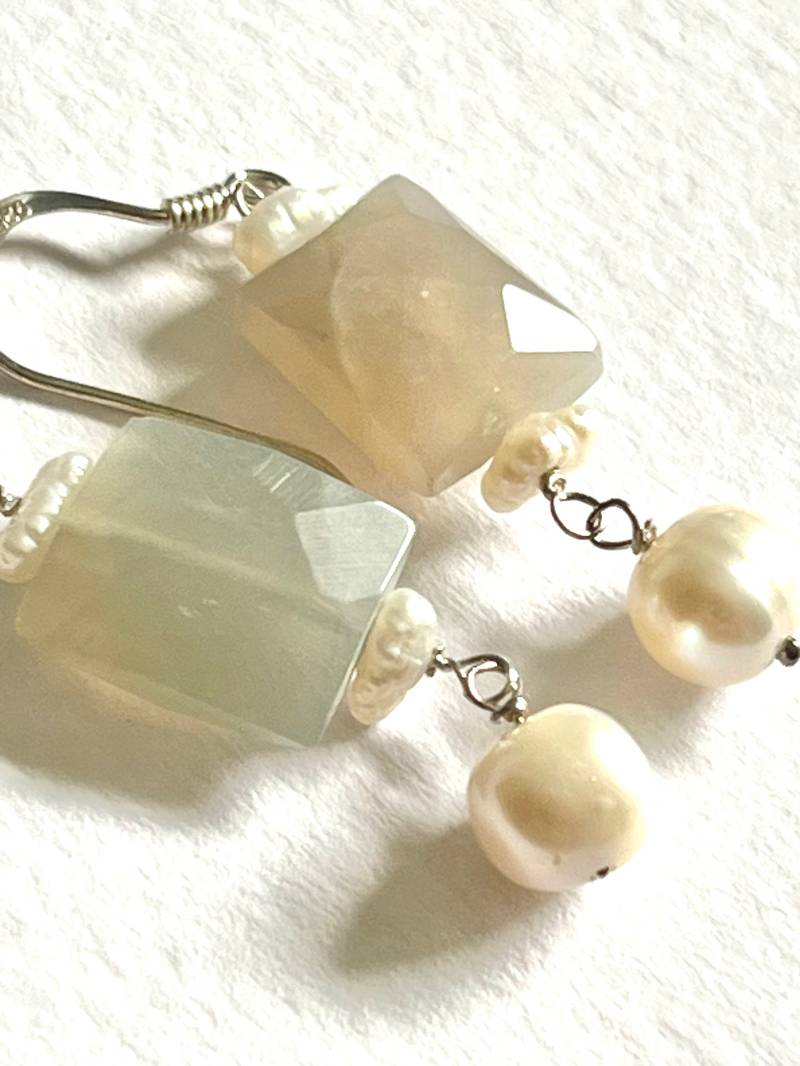 Graue Mondstein Und Perlen Ohrringe von BorealisJewellery