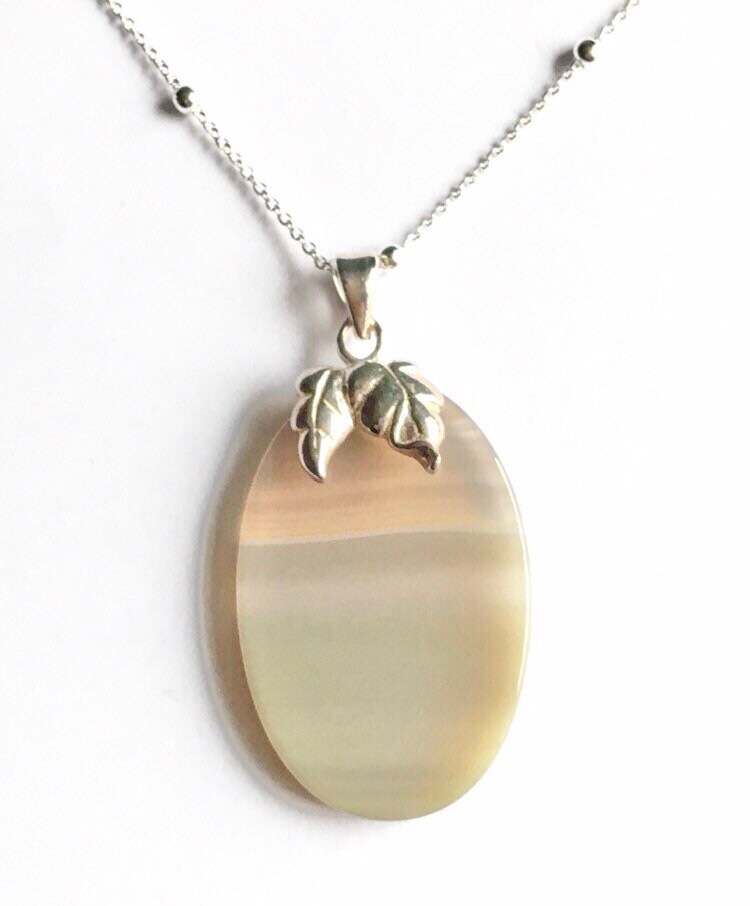 Grauer Achat Und Silberfarbener Anhänger von BorealisJewellery